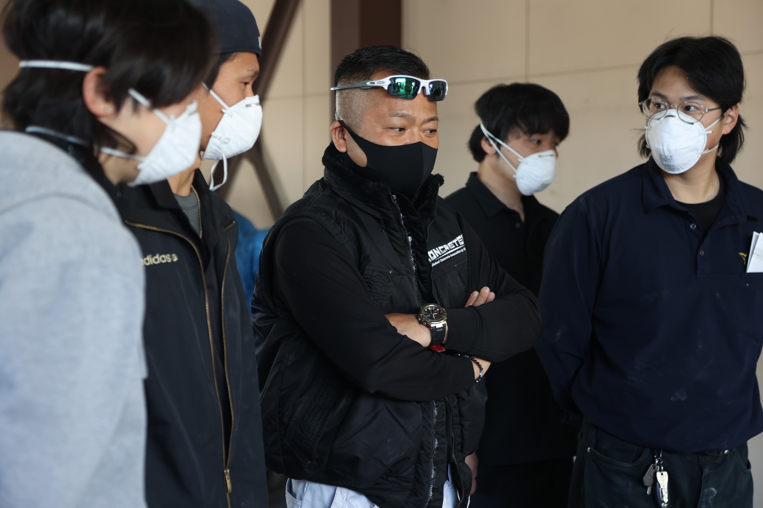 川村社長の話を真剣に聞く職人たち