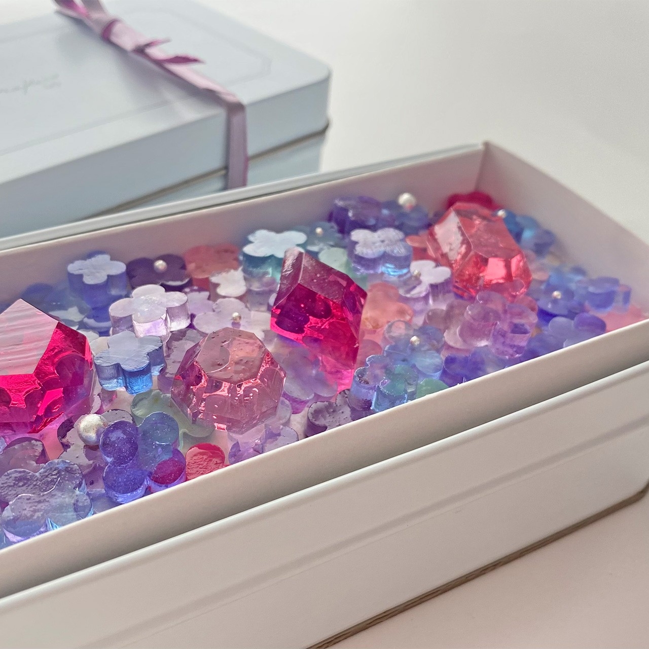 切りたての琥珀糖が宝石のように輝く