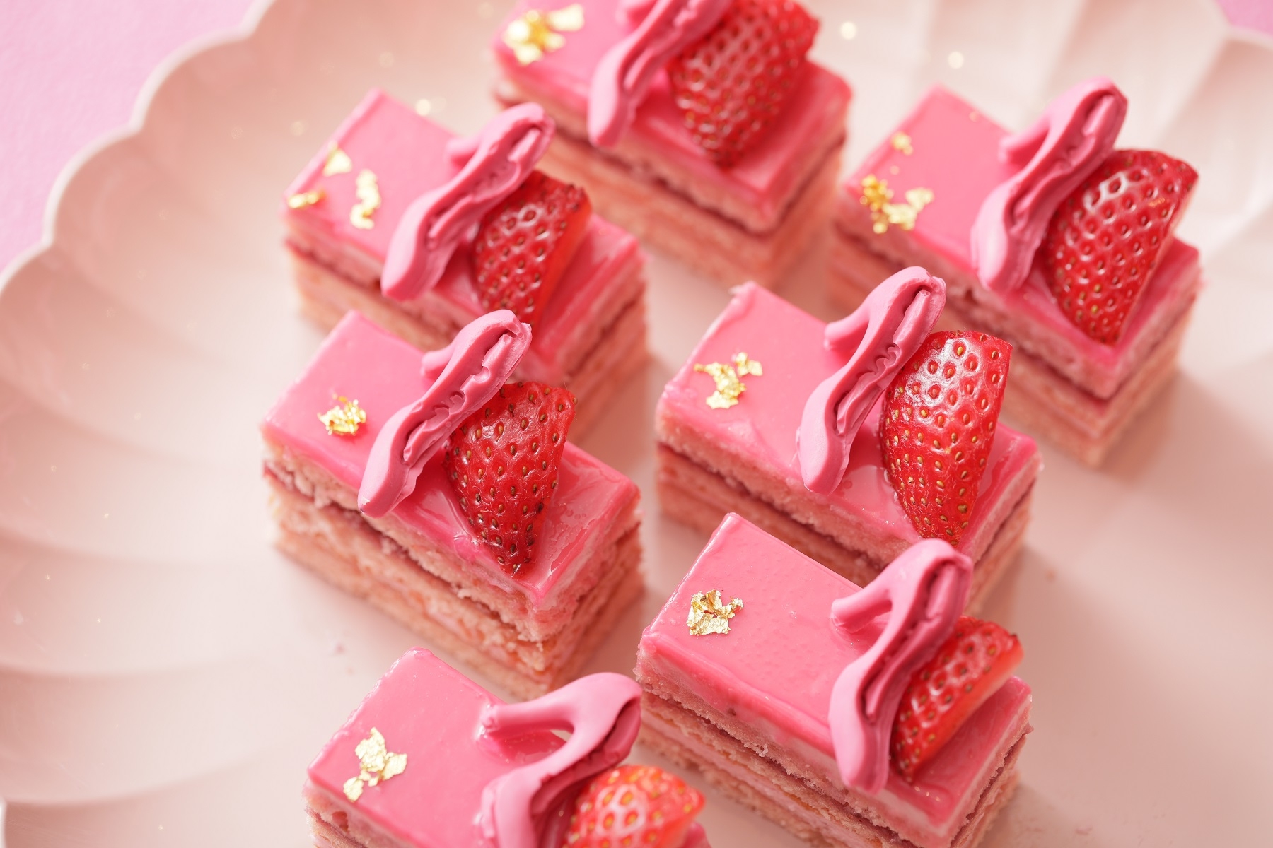 ▲苺とラズベリーが香るハイヒールモチーフのチョコレートが可愛いピンクフレーズオペラ~ハイヒール~