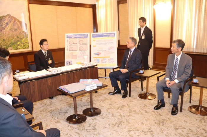 産官学連携への期待感を表明する菅副知事(左から2人目)