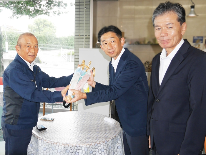 御礼の訪問の様子(左から高知黒潮ホテル 岡崎氏、香南市長、香南市教育長)