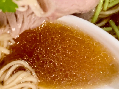 魚の脂が浮かぶスープ　