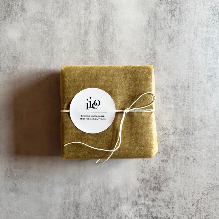 アレルギーに配慮したオートミールクッキーを詰めた黒缶ギフト。