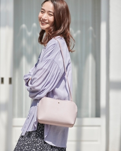 ショルダーバッグ¥3,957　「グローブ」の人間工学ショルダーバッグ。後ろ面はICカードなどが入るデザイン。