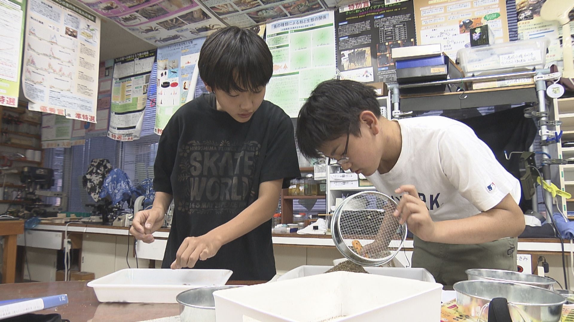 実験を続けるふたり