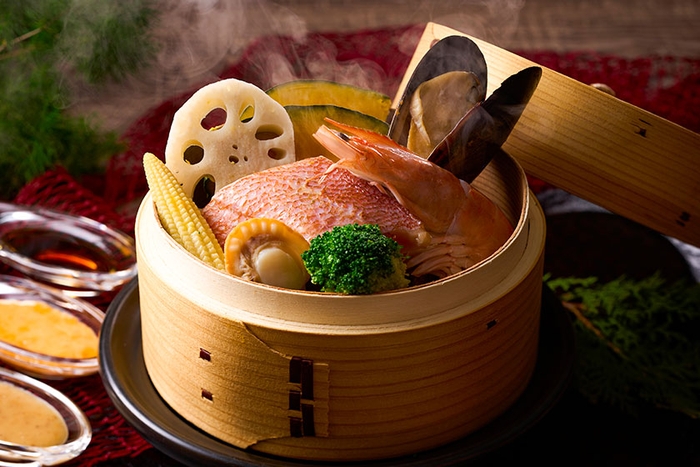 お客様のテーブルで蒸しあげる「海鮮せいろ蒸し」。蒸すことで凝縮される素材の美味しさをシンプルにどうぞ。ぽん酢の他にも、チリマヨネーズが癖になる美味しさです。