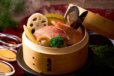 お客様のテーブルで蒸しあげる「海鮮せいろ蒸し」。蒸すことで凝縮される素材の美味しさをシンプルにどうぞ。ぽん酢の他にも、チリマヨネーズが癖になる美味しさです。