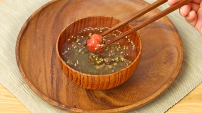 一つひとつ丁寧に種を抜いた紀州南高梅が、丸ごと一粒入っているのが特長