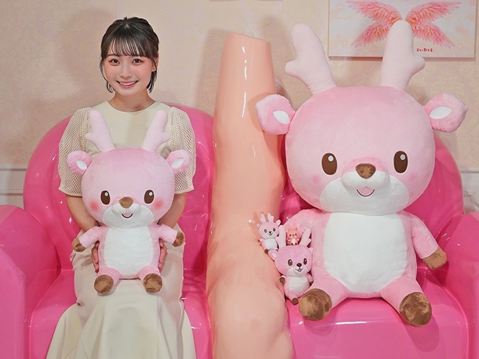 左:ジャンボ/右:スーパージャンボ/モデル:安井南さん ※スーパージャンボの横にあるグッズはセール対象外