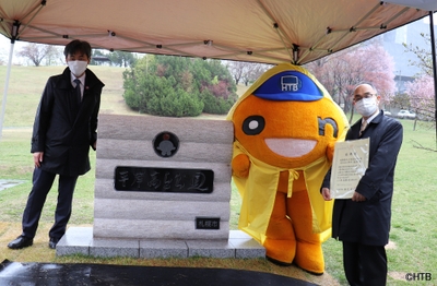 (左から) 天野周治札幌市豊平区長、onちゃん、寺内達郎HTB代表取締役社長 (C)HTB