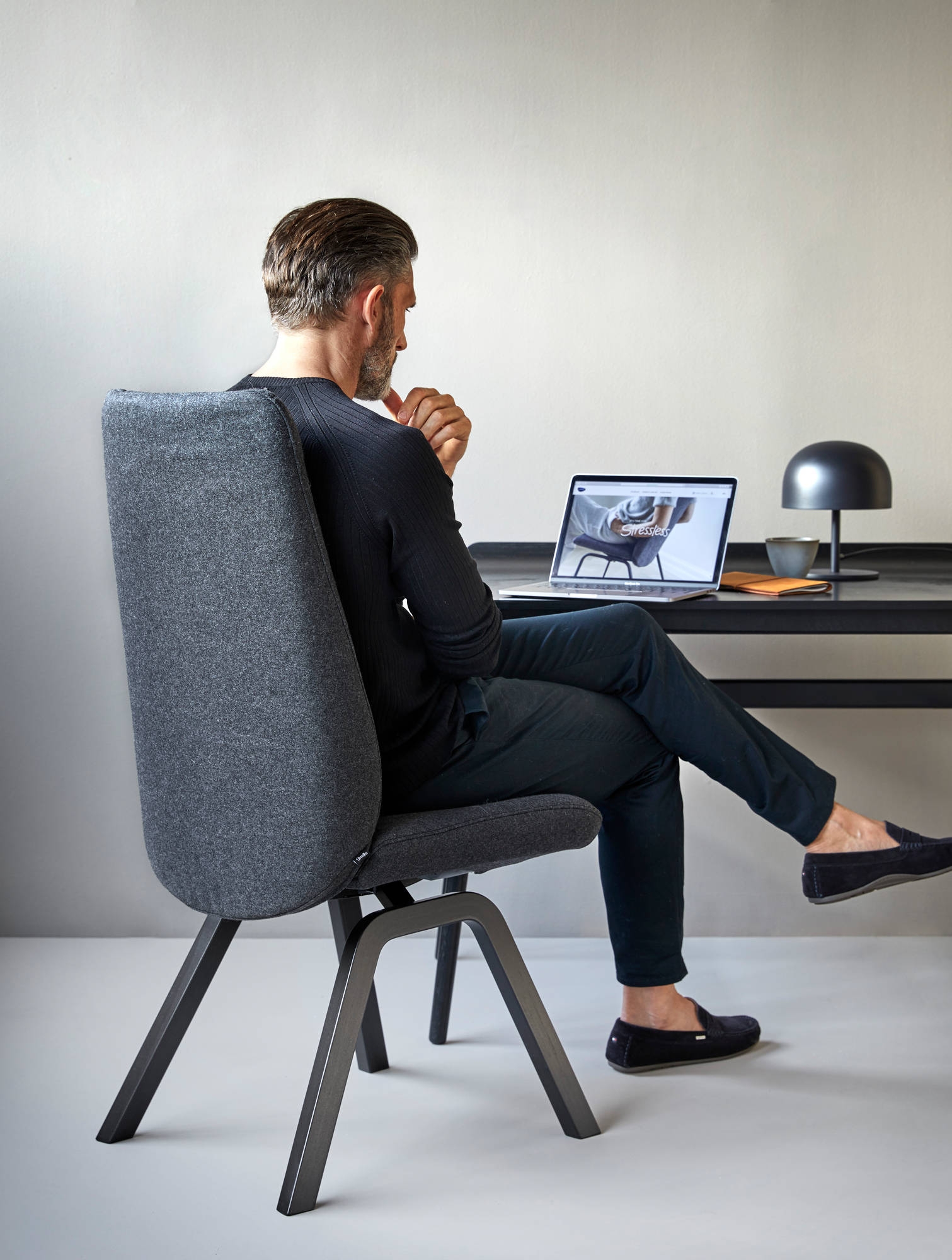 【ストレスレスダイニングチェアD200】コンパクトなリクライニング機能付ダイニングチェアも場所を選ばずPCワークを心地よくサポート。