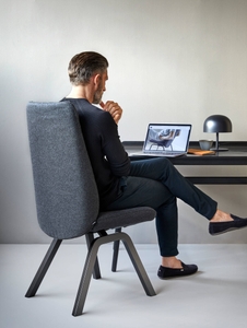  【ストレスレスダイニングチェアD200】コンパクトなリクライニング機能付ダイニングチェアも場所を選ばずPCワークを心地よくサポート。