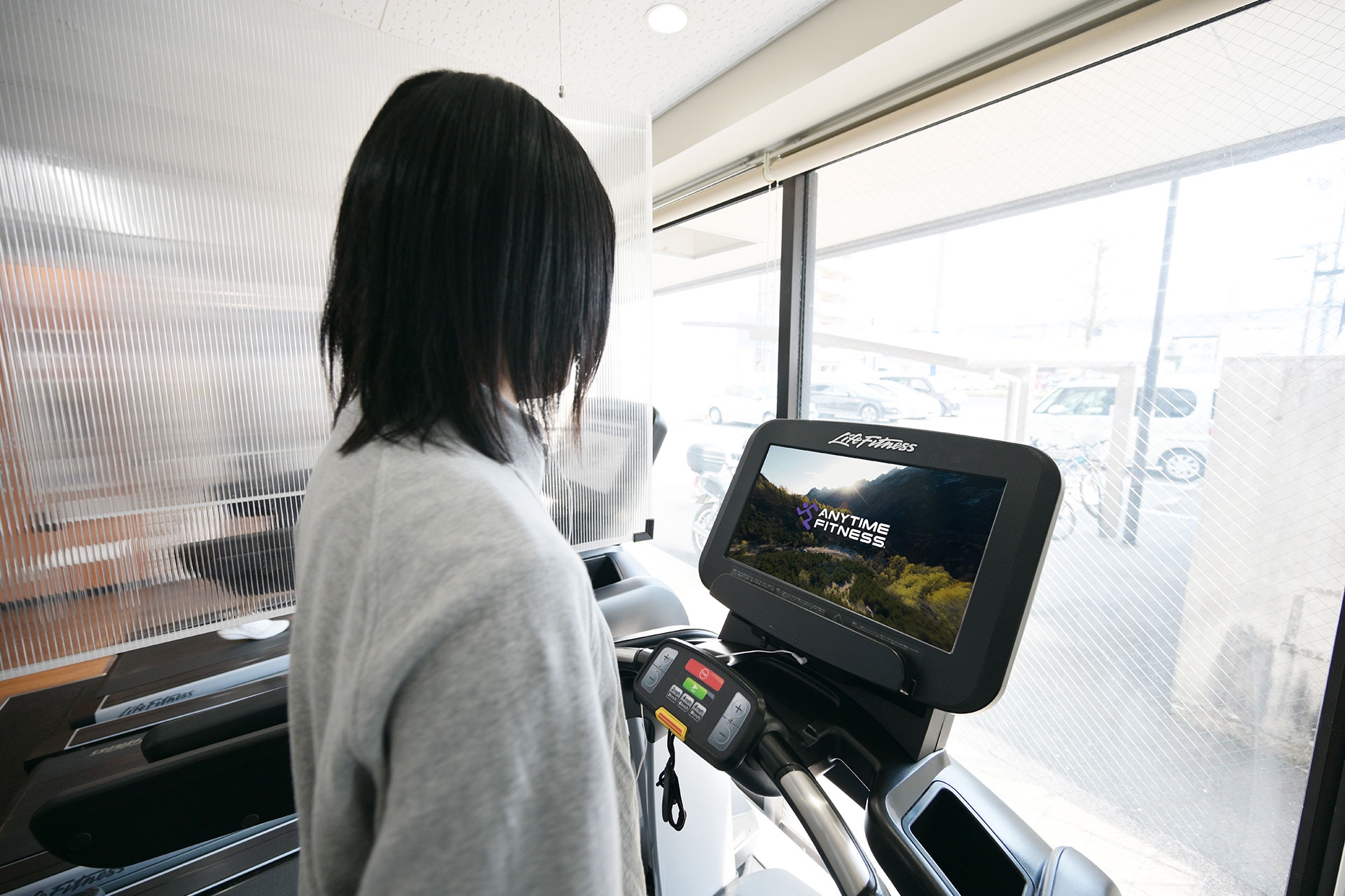 【HEALTHIER MAGAZINE（ヘルシアマガジン）】24時間年中無休フィットネスジム「エニタイムフィットネス」のウェブマガジン更新中！＜動画 ✕ ウォーキングで楽しく脂肪燃焼　ながらウォーキングのススメ＞