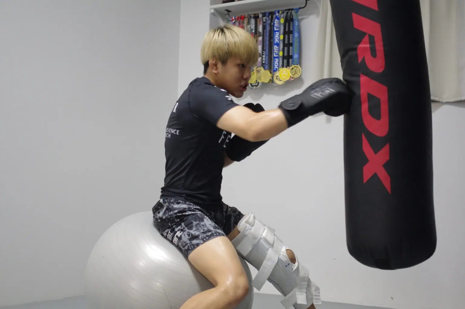 リハビリ中は自宅のトレーニングルームで汗を流す(RDXサンドバッグを提供)