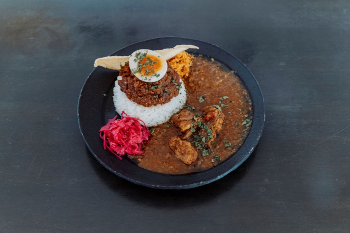 チキンカレーと郡上味噌キーマカレーのあいがけカレー
