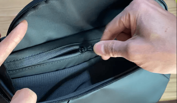 さらに内部に隠しポケットがあります。