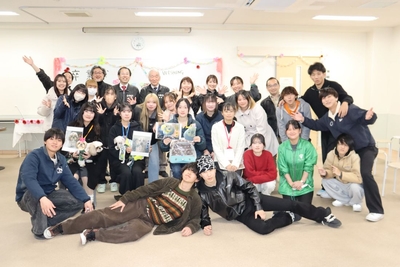 集まった学生たち全員で「卒業」を祝福しました