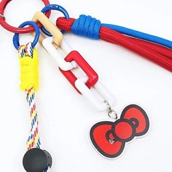 ハローキティのストラップチャームは着けているだけで存在感大！カラフルなものから、大人気な日焼けキティなど平成レトロなモチーフありでイマドキなアイテムです。