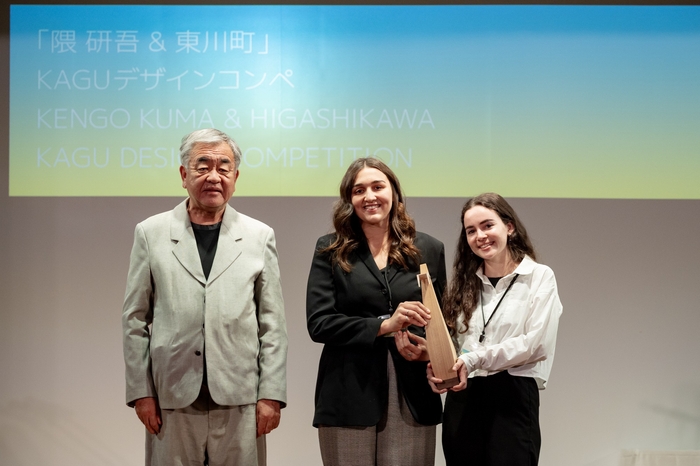 審査委員長隈研吾氏(左)と、最優秀賞を受賞したアイシャ・アイエンガー(中央)さん、マヤ・シャミールさん(右)