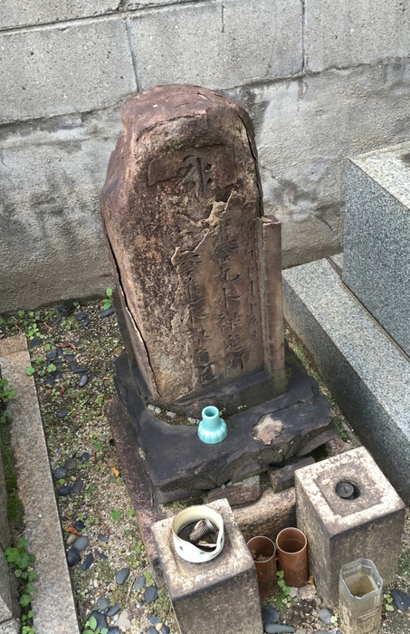 朽ち果てた墓石