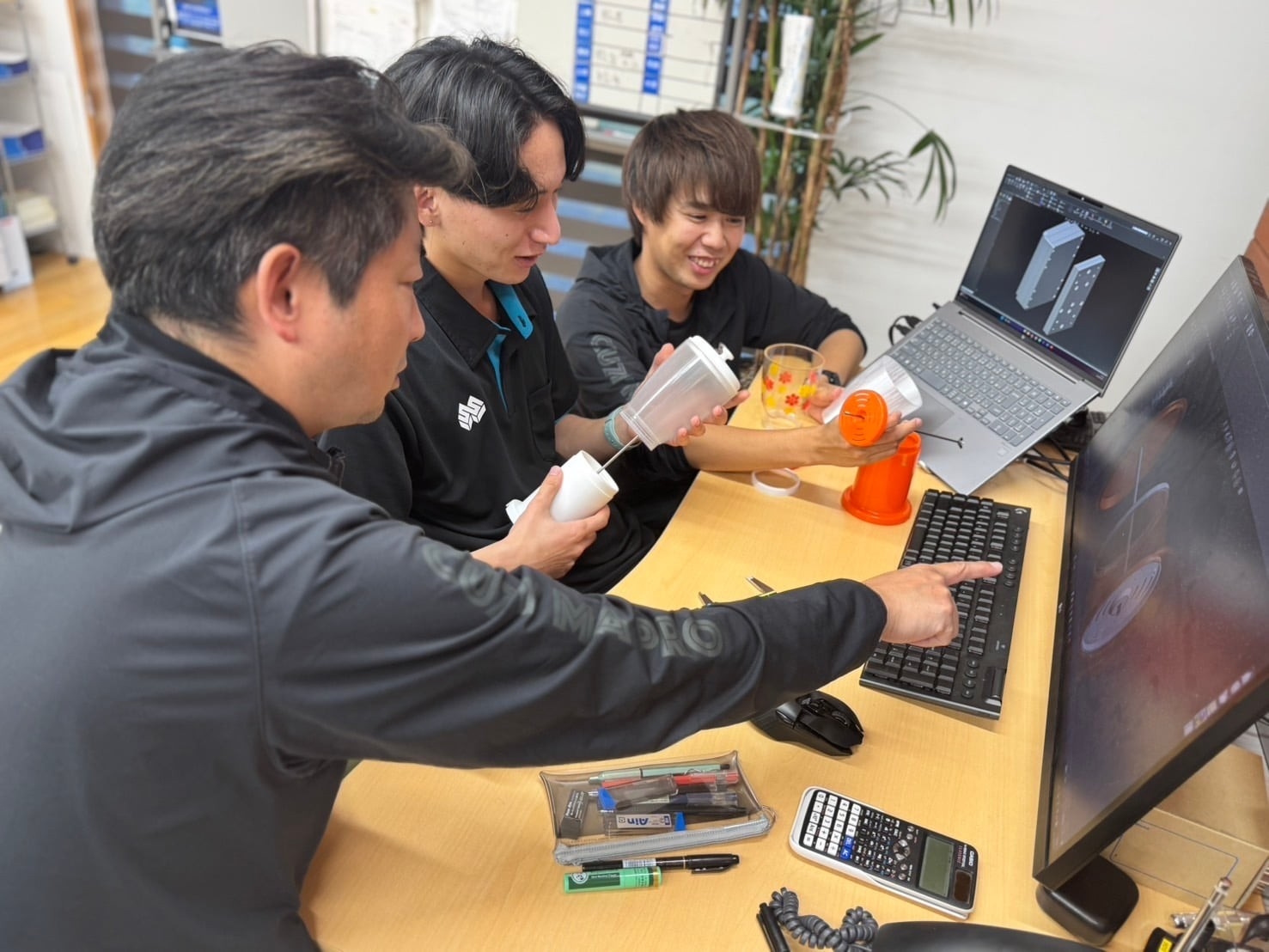 復刻する箸立ての設計をするSWANY(スワニー)のメンバー