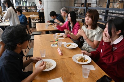 おいしいカレーを食べながら国際協力について考える