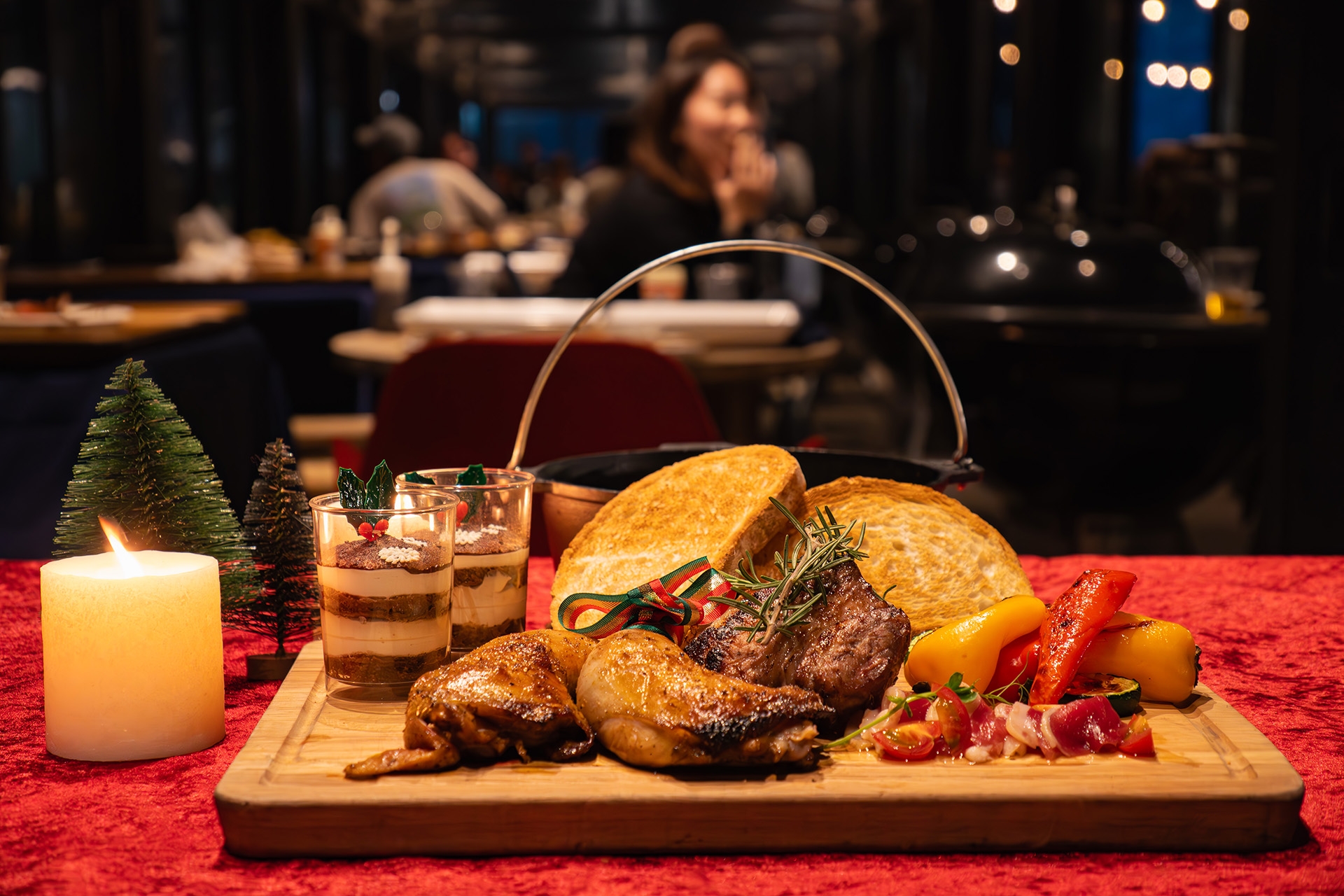 【BBQ&Co】クリスマス仕様にライトアップされた明石海峡大橋のロマンチックな夜景をバックに!大蔵海岸の「ZAZAZA」がクリスマス限定のBBQプランを提供!