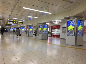 「NKBクラウド」による複数面連動型広告、 名古屋市交通局 東山線栄駅の西コンコース設置の デジタルサイネージにて配信