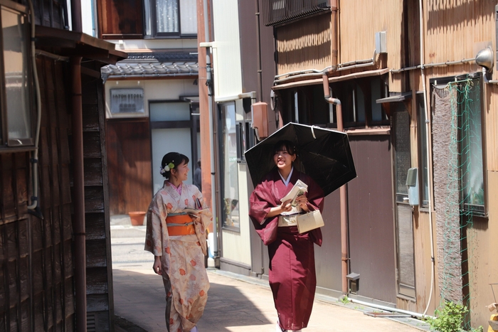 着物姿で街を歩く女子学生