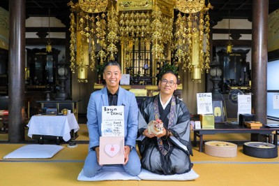 ネコ坊主こと専念寺25代目住職 籔本正啓氏（右）と『私の哲学』編集長 杉山大輔