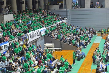 壁紙施工用接着剤の国内トップシェアを誇るヤヨイ化学グループ  国内最高峰 男子ハンドボール「リーグH」で冠協賛試合を開催！ 地元チーム『富山ドリームス』ホーム戦、 過去最高の観客動員数を記録