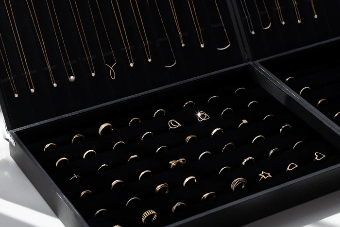 500点以上のジュエリーを試着