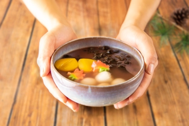 日本初！冬の京都タワーで嗜む温かい 「ブラックタピオカ×京ぜんざい」新登場♪