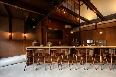 【発酵カフェ　コナレル】寿司の起源とも言われる「ふなずし」と地酒のペアリングを楽しめるのはここだけ。更に、滞在製作中のアーティスト作品も楽しめます