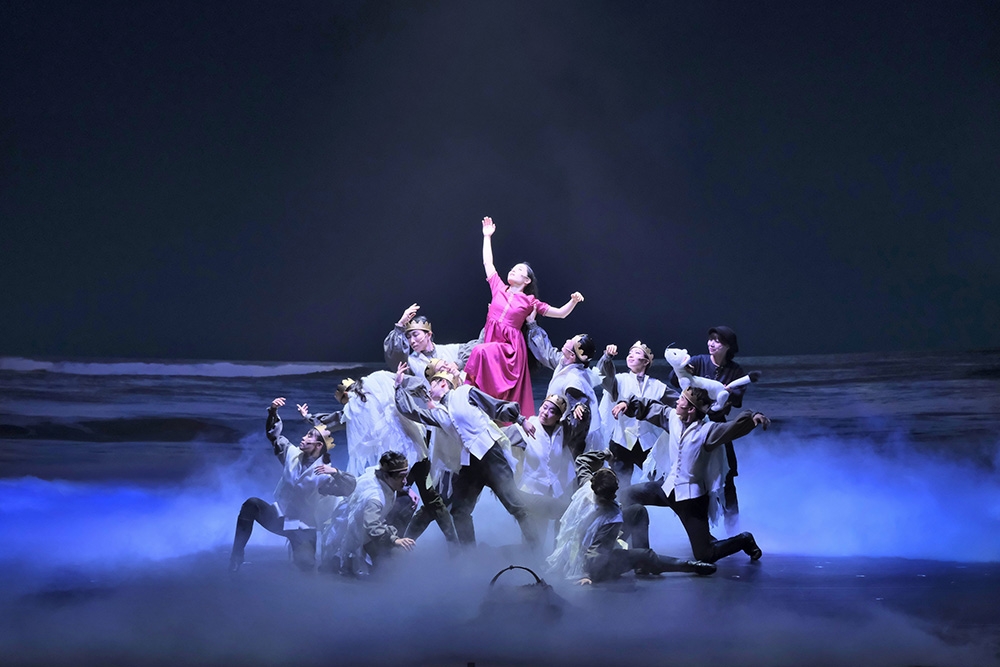 ダンス×人形劇「エリサと白鳥の王子たち」(2018年公演より) 撮影︓三枝近志