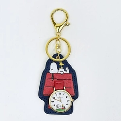 デザイン豊富なスヌーピーのダイカットチャームウォッチ！シックなチャームやポップなキーホルダーなど、どれにするか迷います。