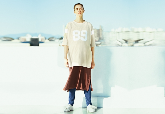 Tシャツ 23,100円(税込) カラー:ライトグレー、クリーム、サンドベージュ