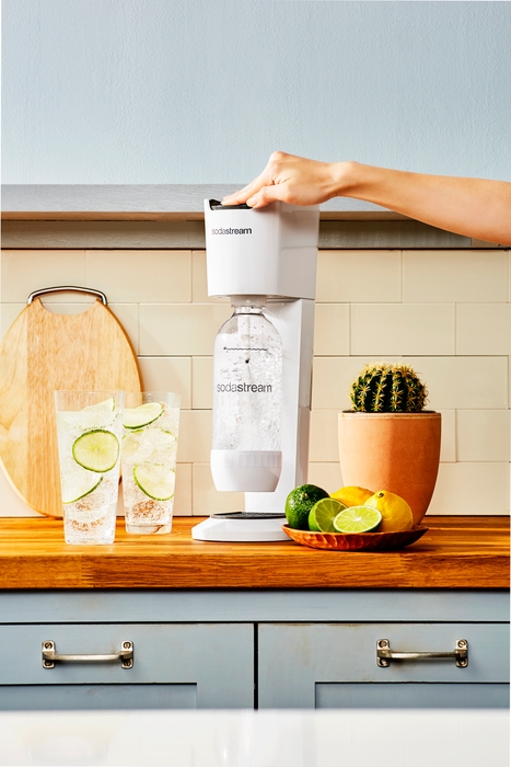 ソーダストリーム ジェネシス v2 アクアクララのお水がわずか数秒で新鮮な炭酸水に!微炭酸から強炭酸まで、自由自在に調整が可能。料理に活用したり、シーンや気分に合わせて炭酸飲料が作れます!