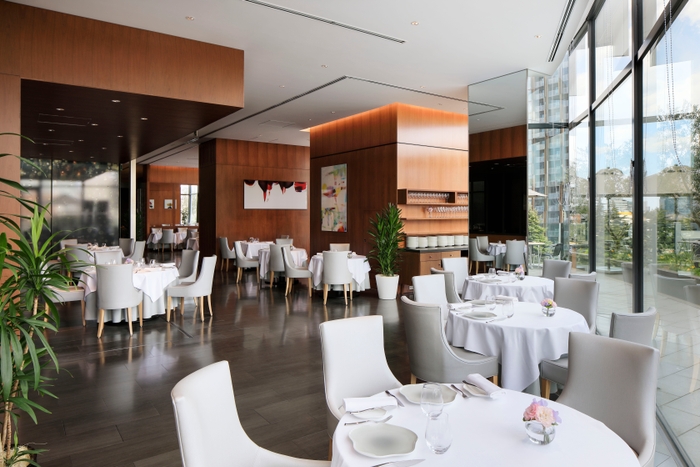 ダイニング(右側にテラス)