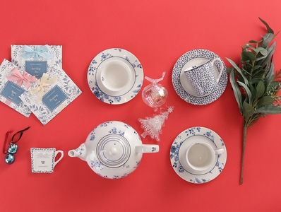 (左上から) パルテール紅茶 各￥660 (税込)  ／ ティーバッグプレート 各￥2,420 (税込)  ／ マグカップ 各¥3,190(税込)  ／ プレート(18㎝) 各￥3,190 (税込)  ティーポット ￥7,590(税込)  ※すべて店舗限定品。