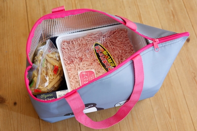 肉の大容量パックもそのまま入れられる