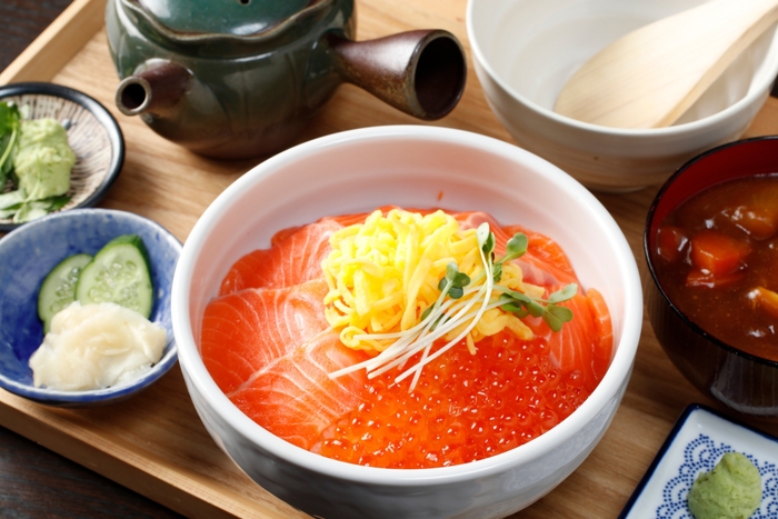 「極上国産『青森サーモンとイクラ』の親子丼」1,408円