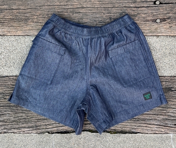 生デニムのラニングショーツは洗練されたイメージ