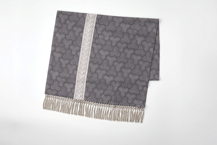 ＜東京染小紋＞　江戸小紋ショール 「毘沙門亀甲」　110,000円(現品限り)