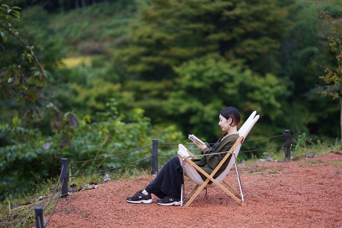 仕事の合間には、木々に囲まれてリラックスタイム