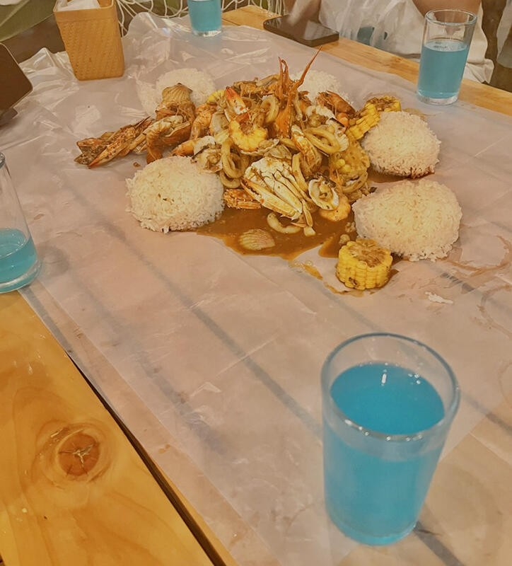 シーフードを手づかみで食べる「バケットシュリンプ」は、セブのローカルフード。程よくスパイシーでおいしかったです。