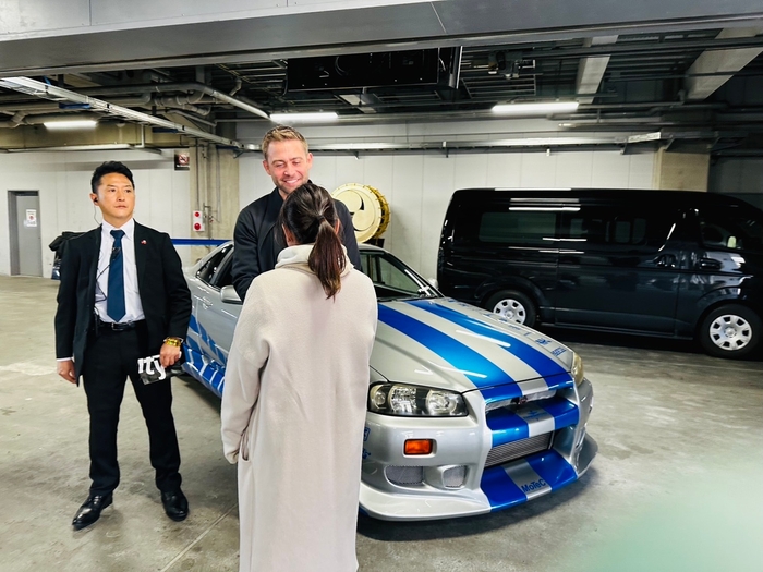 コディ・ウォーカーとハイタッチ