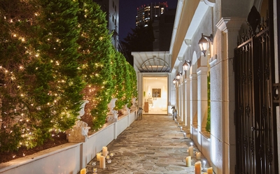 夜のエントランス