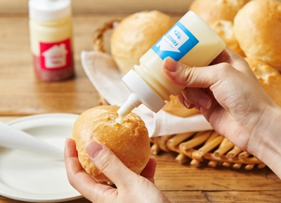 焼いたパンにソースを注ぎます