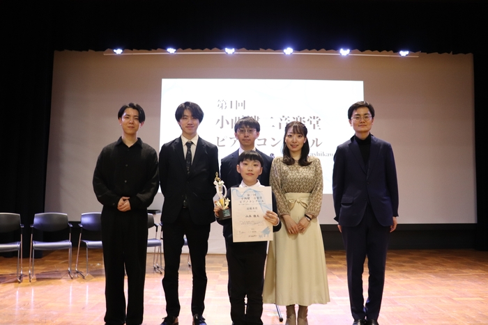 アマチュア部門最優秀賞 山本さん(中央)と審査員